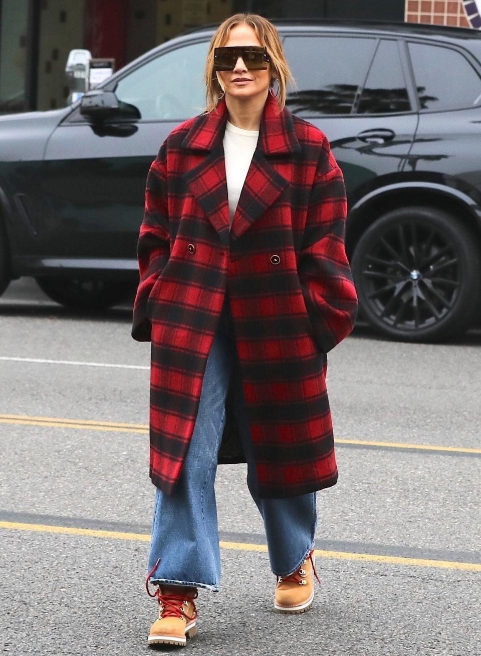 Beverly Hills, CA - *EXCLUSIVE* - Jennifer Lopez opts for a black and red flannel as she shares a smile with our cameras during a book store trip in Los Angeles. Pictured: Jennifer Lopez BACKGRID USA 15 DECEMBER 2022 BYLINE MUST READ: LaStarPixMEDIA / BACKGRID USA: +1 310 798 9111 / usasales@backgrid.com UK: +44 208 344 2007 / uksales@backgrid.com *UK Clients - Pictures Containing Children Please Pixelate Face Prior To Publication*