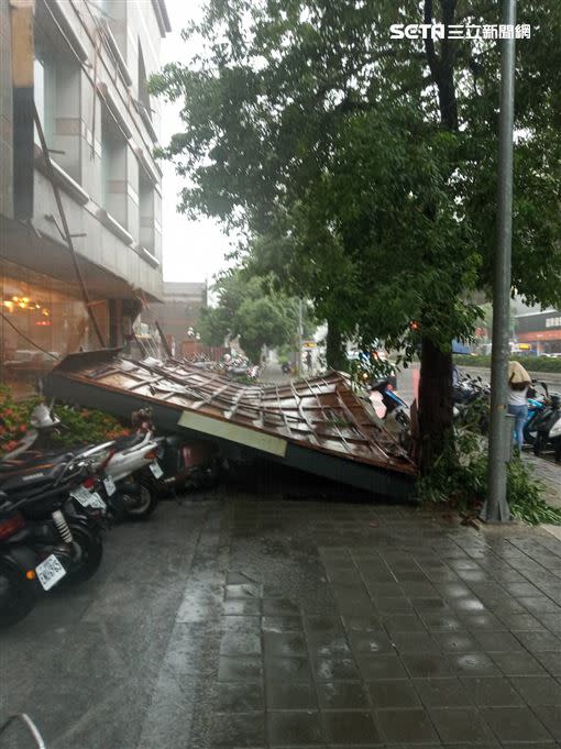 大雨襲擊台中，台中市文心路三段大樓看板掉落砸中22機車。