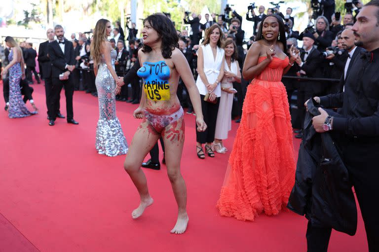 Una manifestante irrumpió el viernes en la alfombra roja, en el Festival de Cannes