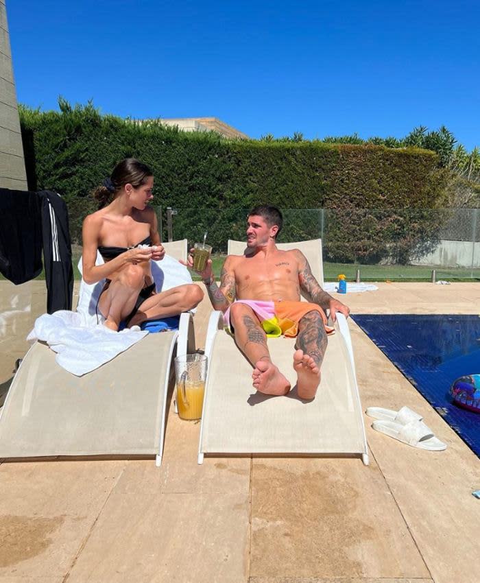 Rodrigo De Paul y Tini  en la pisicina