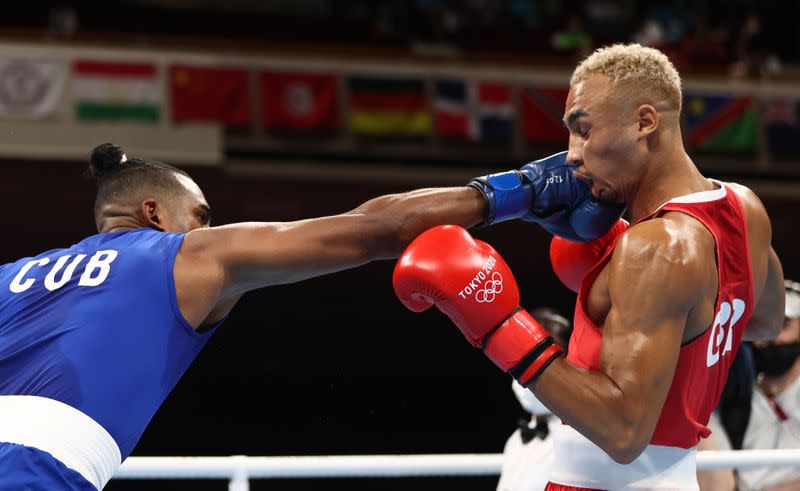 Foto del miércoles del cubano Arlen Lopez Cardona en acción ante Benjamin Whittaker en la final del boxeo olímpico