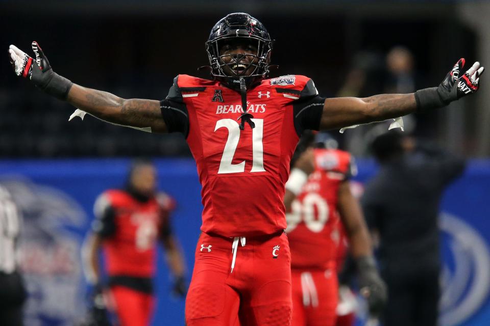 Cincinnati defensive end Myjai Sanders (21) pumps up the team and the fans in the 2021 Peach Bowl. Sanders, who played high school football at Raines and then Camden County, became the Jacksonville area's first selection in the 2022 NFL Draft.