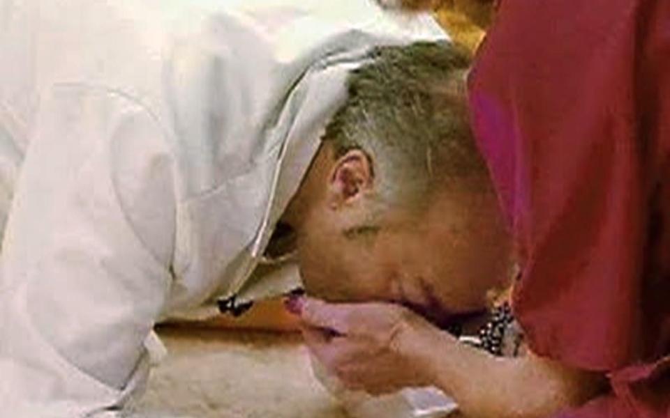 George Galloway pretends to be a cat in this Celebrity Big Brother episode