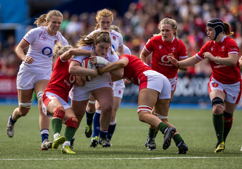 Partido del torneo de rugby Seis Naciones que enfrentó a Inglaterra (de blanco) y Gales (de rojo). Menstruación en el deporte. Foto: Steven Paston/PA Images via Getty Images