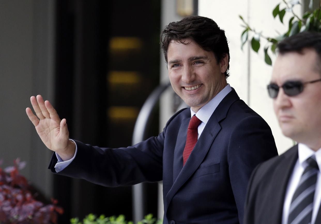 Nicht zum ersten Mal schmuggelte sich der kanadische Premierminister Trudeau auf ein Foto. (Bild: AP Photo)