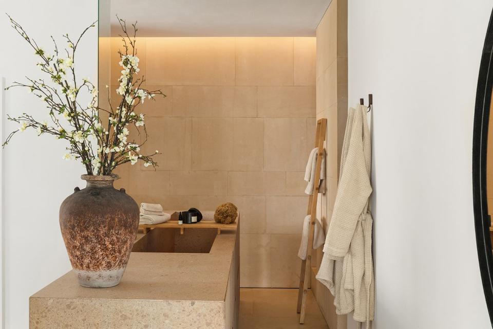 6) Like the kitchen, the welcoming bathroom boasts a gorgeous stone island.