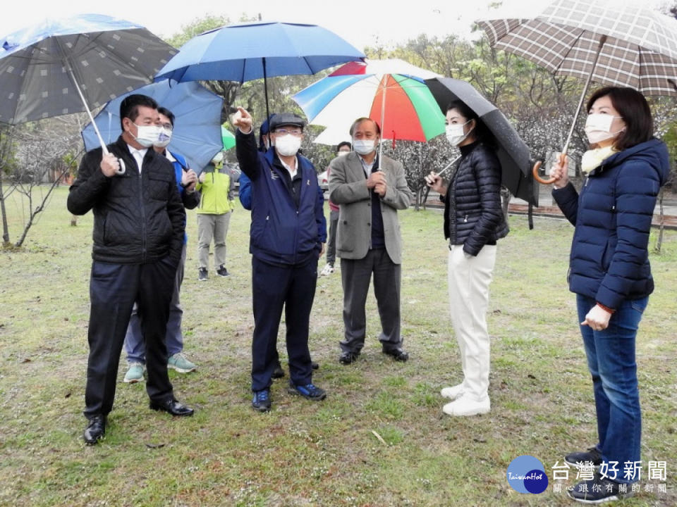 許淑華立委跟林明溱縣長一起會勘草屯共融親子公園基地。（圖/許淑華服務處提供）