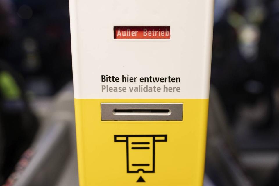 Online Tickets sind im Nahverkehr oft immer noch schwer zu bekommen. - Copyright: Getty Images / Maja Hitij