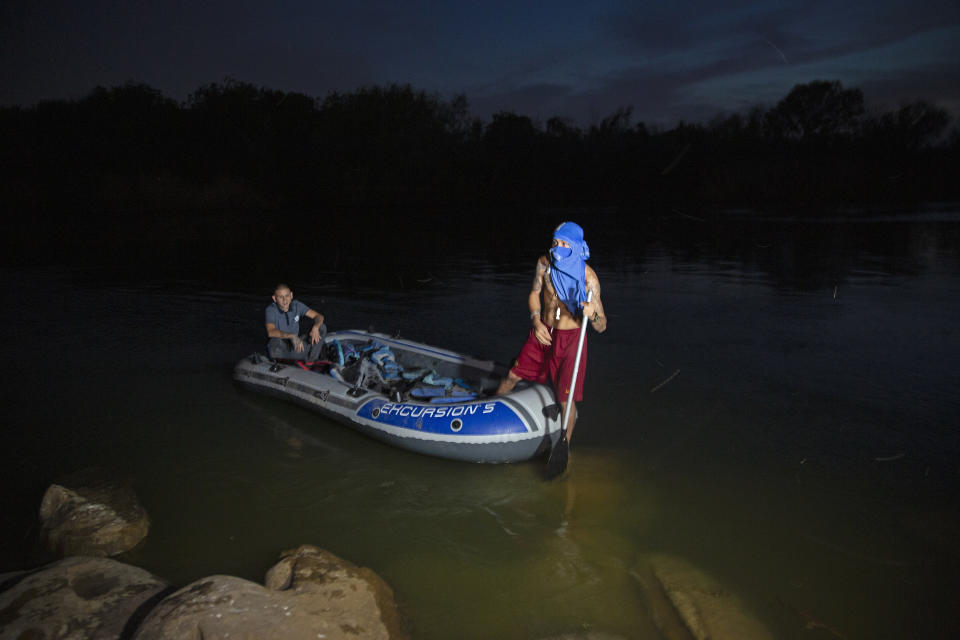 Dos "coyotes" hablan con periodistas después de cruzar el río Bravo transportando migrantes en un bote inflable cerca de Roma, Texas, el 24 de marzo del 2021. (AP Photo/Darío López-Mills)