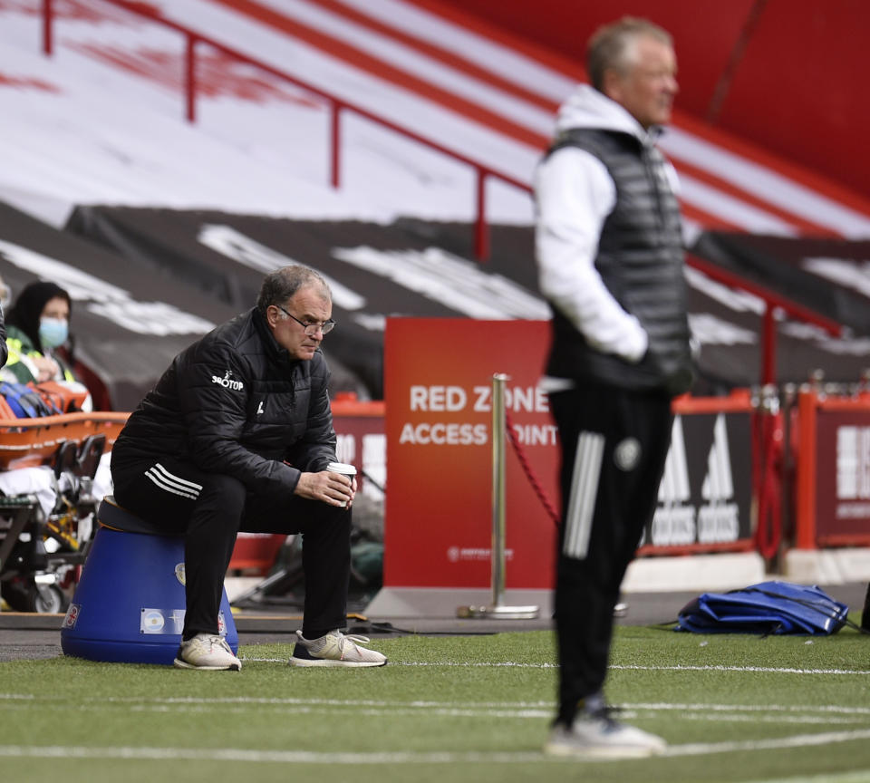 El técnico del Leeds United Marcelo Bielsa observa sentado el partido contra Leeds United por la Liga Premier inglesa, el domingo 27 de septiembre de 2020, en Sheffield. (Oli Scarff/Pool vía AP)