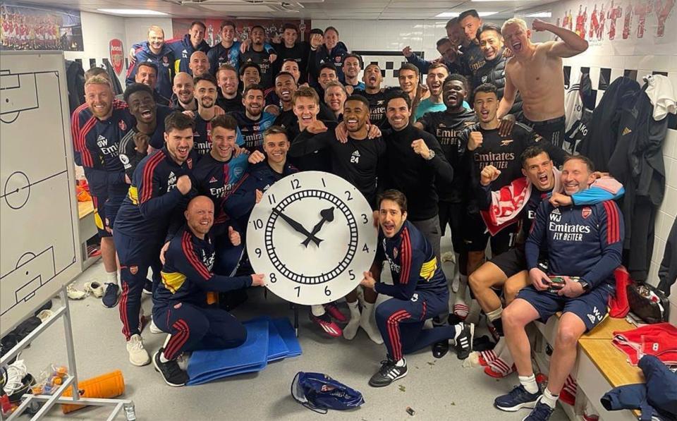 This is why Arsenal huddled around a clock in the dressing room - @zinchenko_96/Instagram