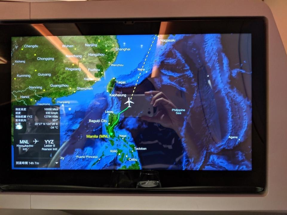 這時飛機已經飛離菲律賓，往台灣東部外海飛去。還是要稱讚一下新飛機的螢幕，高解析度用來看飛航圖，非常棒！