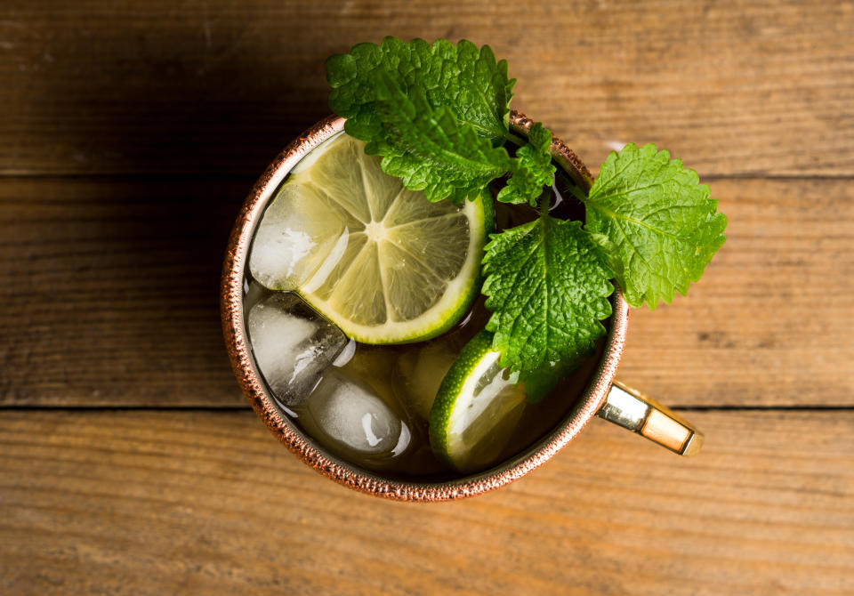 La lima y la menta son básicas en el Moscow Mule. Foto: Getty Creative