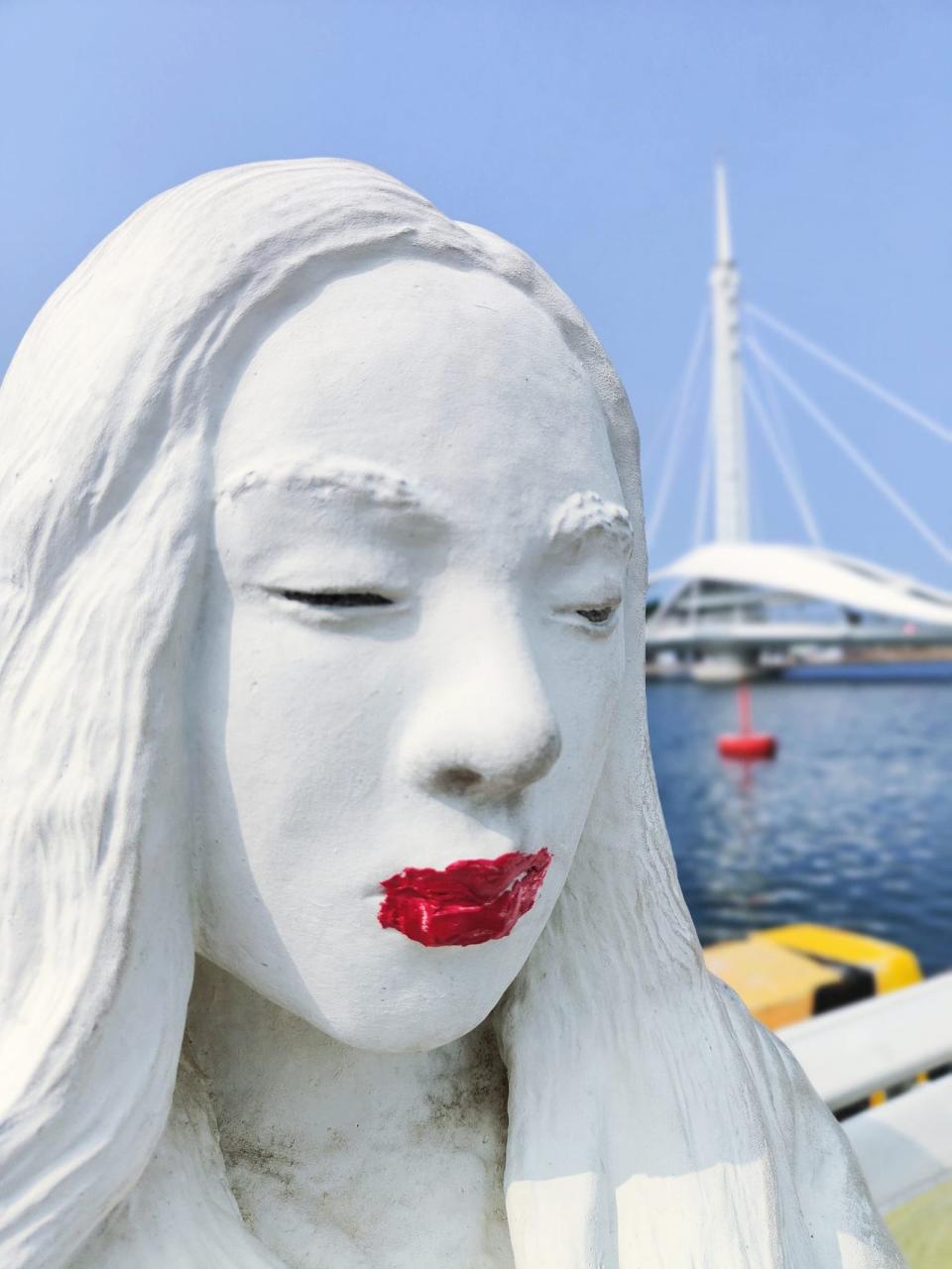 駁二裝置藝術遭惡作劇塗上紅唇，網友譴責「素質在哪裡」。（翻攝臉書社團「599坐火車慢遊台灣」）