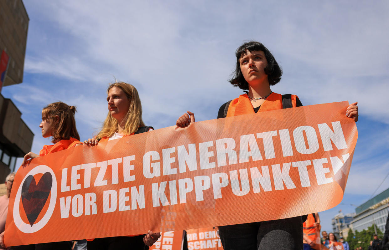 Aktivisten der Letzten Generation. Aktivisten debattieren, wie radikal ihre Forderungen zum Klimaschutz sein sollten.  - Copyright: Picture Alliance