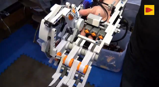 fortvivlelse Salme Kæreste Cyborg arm made of Lego can flex its fingers and shake hands | Engadget