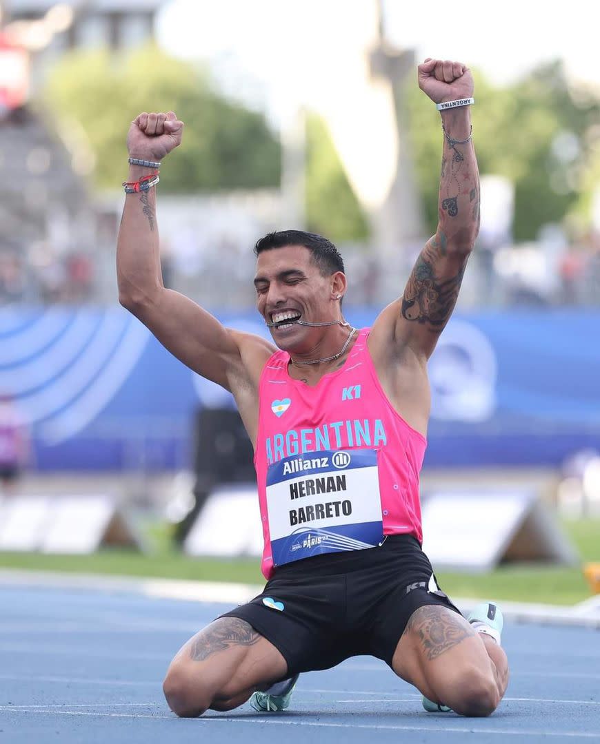 El velocista Hernán Barreto festeja la medalla de plata en el Mundial de Atletismo de París 2023