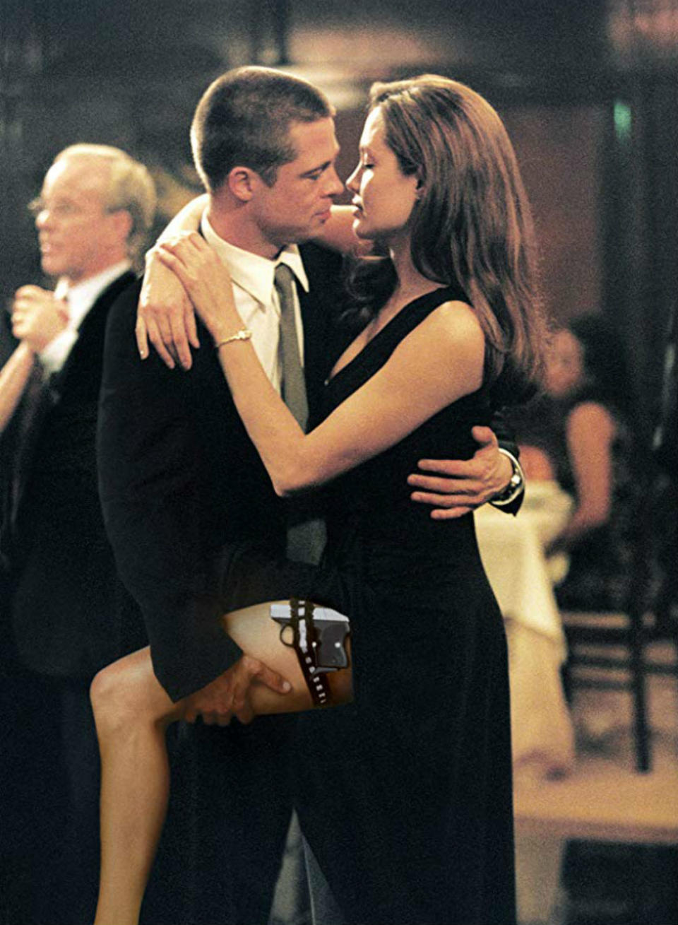 <p>En visionnant le film <i>Mr and Mrs Smith</i>, les téléspectateurs ont pu voir Brad Pitt et Angelina Jolie tomber amoureux. Sur le tournage, l'actrice est divorcée de Billy Bob Thornton tandis que Brad Pitt est marié à Jennifer Aniston. Le couple annonce sa séparation en janvier 2005 et Angelina Jolie est rapidement accusée d'être une briseuse de couple. Elle nie, avant de reconnaître qu'ils sont tombés amoureux pendant le tournage. Une histoire d'amour qui durera 11 ans. </p>...