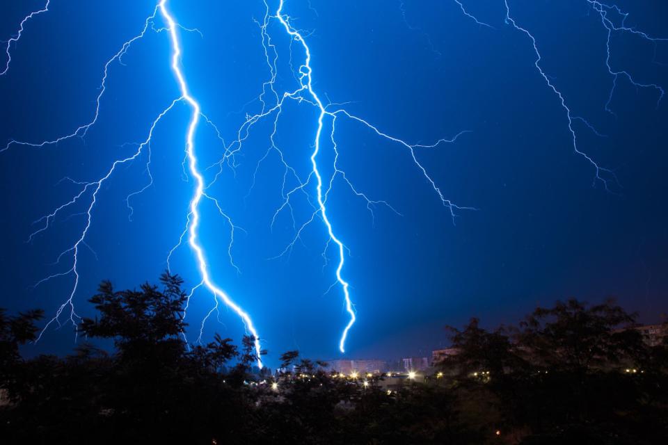 當外面雷聲停止不要立即出門，先等30分鐘比較安全。（圖／Getty Images）