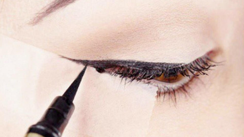 Mit Tesafilm zum Cat-Eye-Look