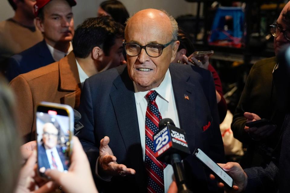 Rudy Giuliani en la fiesta de la noche de las elecciones primarias de Trump en Nashua, Nuevo Hampshire, el 23 de enero de 2024 (AP)