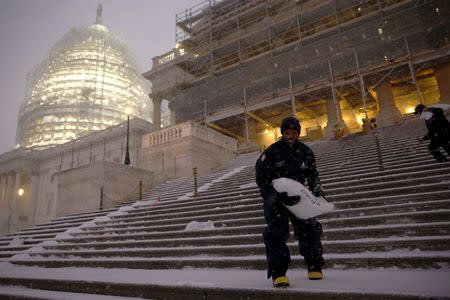 Workers prepare to treat the steps of the U.S. Capitol with ice melting salt in Washington January 22, 2016. REUTERS/Jonathan Ernst