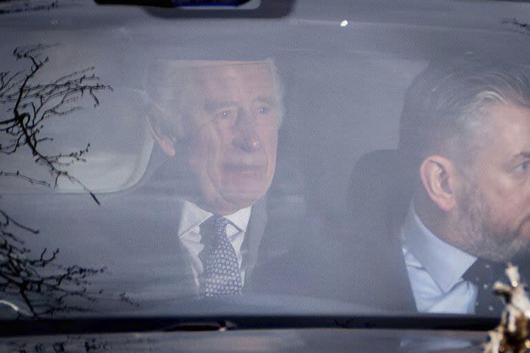 El rey Carlos III abandona Clarence House en Londres, el martes 6 de febrero de 2024.