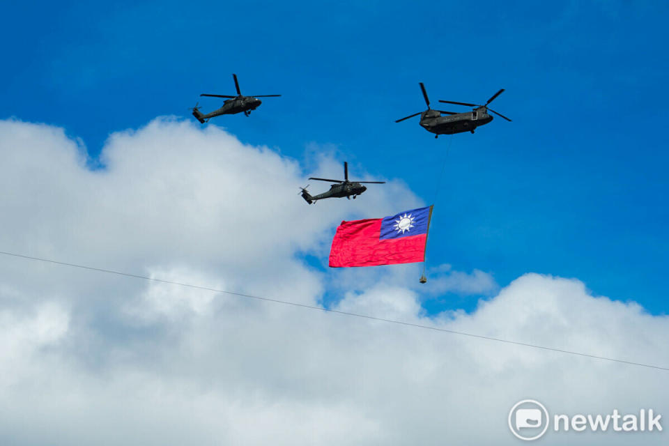 國歌領唱時，陸軍CH-47吊掛巨幅國旗從總統府前上空通過。   圖：張良一/攝