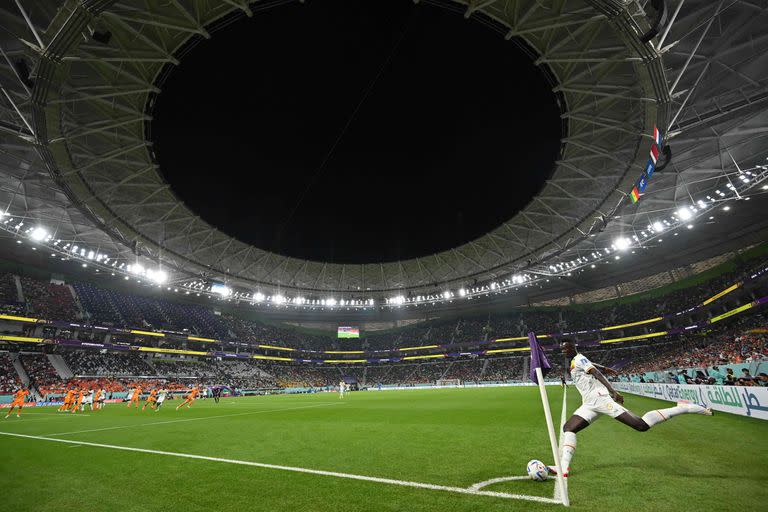 El mediocampista senegalés Nampalys Mendy lanza un tiro de esquina durante el partido del Grupo A de la Copa Mundial Qatar 2022 entre Senegal y Holanda; atrás, un marco imponente en el Estadio Al-Thumama en Doha el 21 de noviembre de 2022