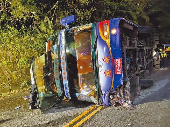 桃園市八德區環保志工5日搭遊覽車到宜蘭參訪，下午行經太平山森林遊樂區山路時發生翻車意外，造成1死38人輕重傷，相關肇事原因警方釐清中。（吳佩蓉攝）