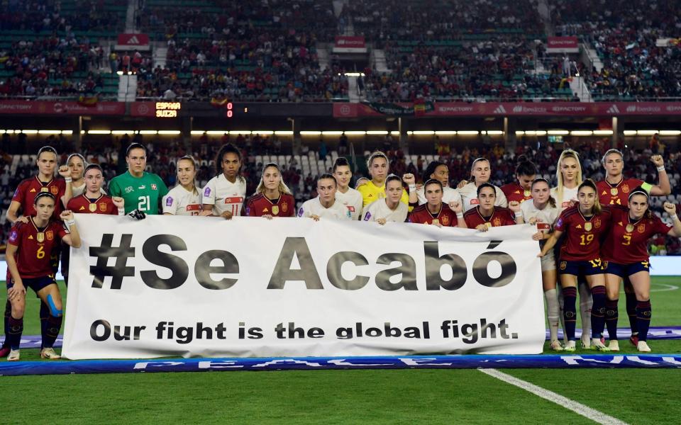 Spain and Switzerland players display their banner in Cordoba