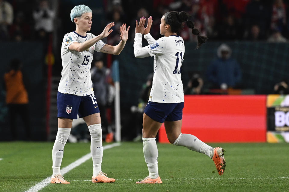Megan Rapinoe (izquierda), sustituye a Sophia Smith durante el partido del Grupo E del Mundial femenino que enfrentó a Estados Unidos y Portugal, en el estadio Eden Park, en Auckland, Nueva Zelanda, el 1 de agosto de 2023. (AP Foto/Andrew Cornaga)