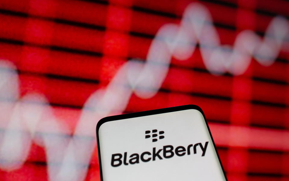 <p>Blackberry llegó a controlar el 50 % del mercado de teléfonos inteligentes en Estados Unidos y el 20% a nivel mundial, pero su insistencia en seguir comercializando dispositivos con teclado cuando los consumidores preferían las pantallas táctiles acabó siendo su tumba. Ahora ya no fabrica móviles propios y acabó vendiendo sus derechos a la empresa china TCL. (Foto: Dado Ruvic / Reuters).</p> 