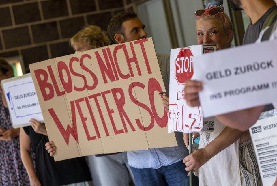 Freie Mitarbeiter protestieren vor Beginn einer Sondersitzung des RBB-Rundfunkrats mit Plakaten und Schildern vom dem Haus des Rundfunks - Copyright: picture alliance/dpa | Jens Kalaene