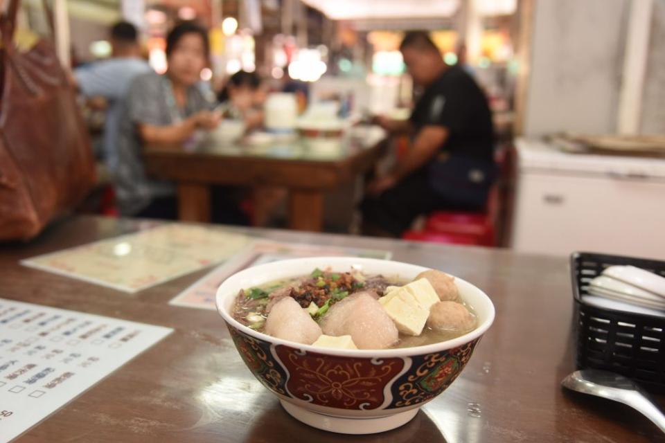 三義「彩雲麵食」的湯頭很棒，麵條Q彈、不油膩，料多實在又道地。 （記者謝國金攝）