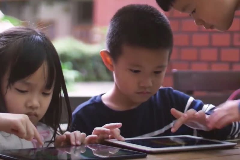 學者籲家長對孩子在電子產品的使用上應有所管控及規範。（台師大提供）