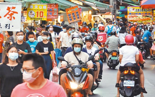 雙北尚未開放餐廳內用，民眾仍需外帶美食，位於永和的樂華夜市周末已漸漸出現逛街人潮。（姚志平攝）