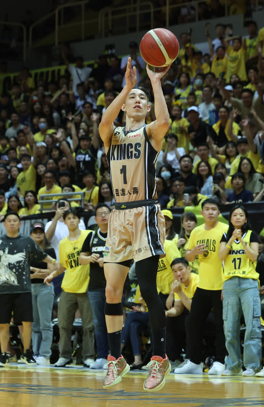 PLG總冠軍賽第3戰　林書緯助國王險勝（1） 台灣職籃P.LEAGUE+新北國王隊與桃園璞園領航猿隊 爭搶總冠軍，15日展開系列賽第3戰，國王陣中林書 緯（圖）比賽末節投進關鍵三分球，助隊以83比82險 勝。 中央社記者趙世勳攝  113年6月15日 