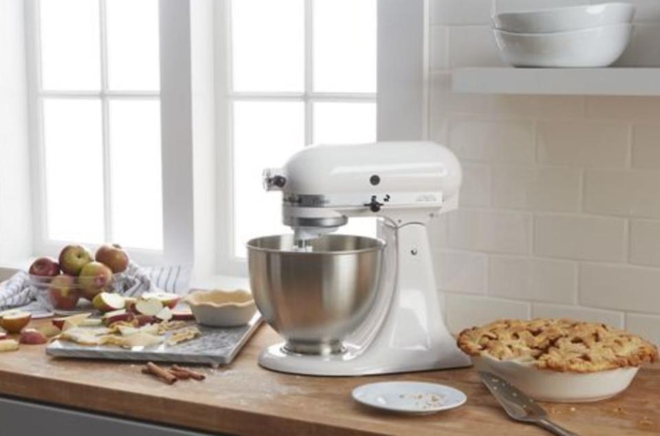 She kneads it.&nbsp;﻿<a href="https://fave.co/2KvZyaD" target="_blank" rel="noopener noreferrer">Find it for $200 at KitchenAid</a>.