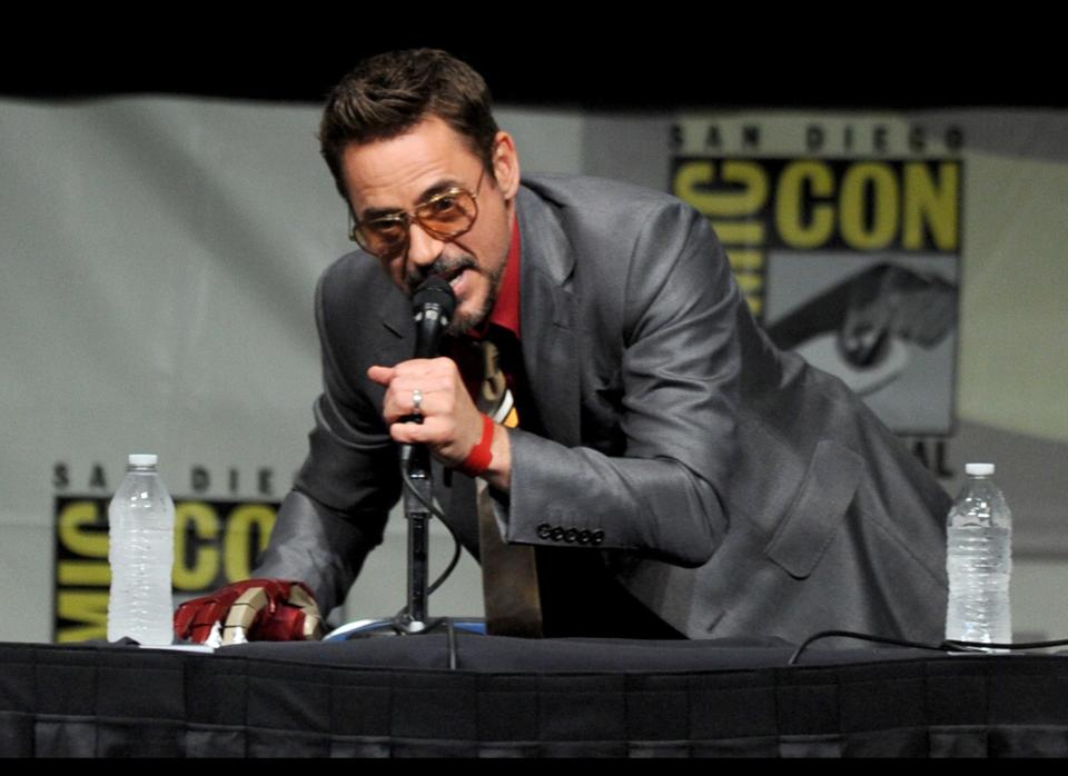 Robert Downey Jr. jugando con el micrófono. (Kevin Winter/Getty Images)
