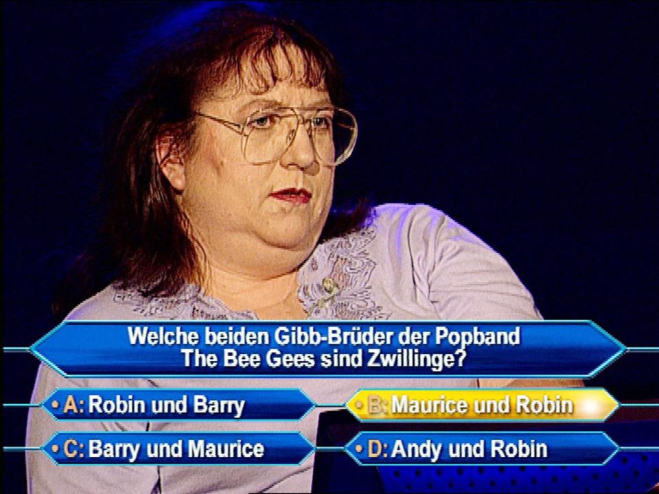 <p>Eine arbeitslose Bürokauffrau knackte 2001 die Millionenfrage - als erste Frau. Marlene Grabherr aus Baden-Württemberg erriet, "welche beiden Gibb-Brüder der Popband The Bee Gees Zwillinge" sind. Richtige Antwort: Maurice und Robin. Doch so sehr sich die risikofreudige Kandidatin über ihren Sieg freute, so wenig Glück brachte ihr das viele Geld ... (Bild: MG RTL D)</p>