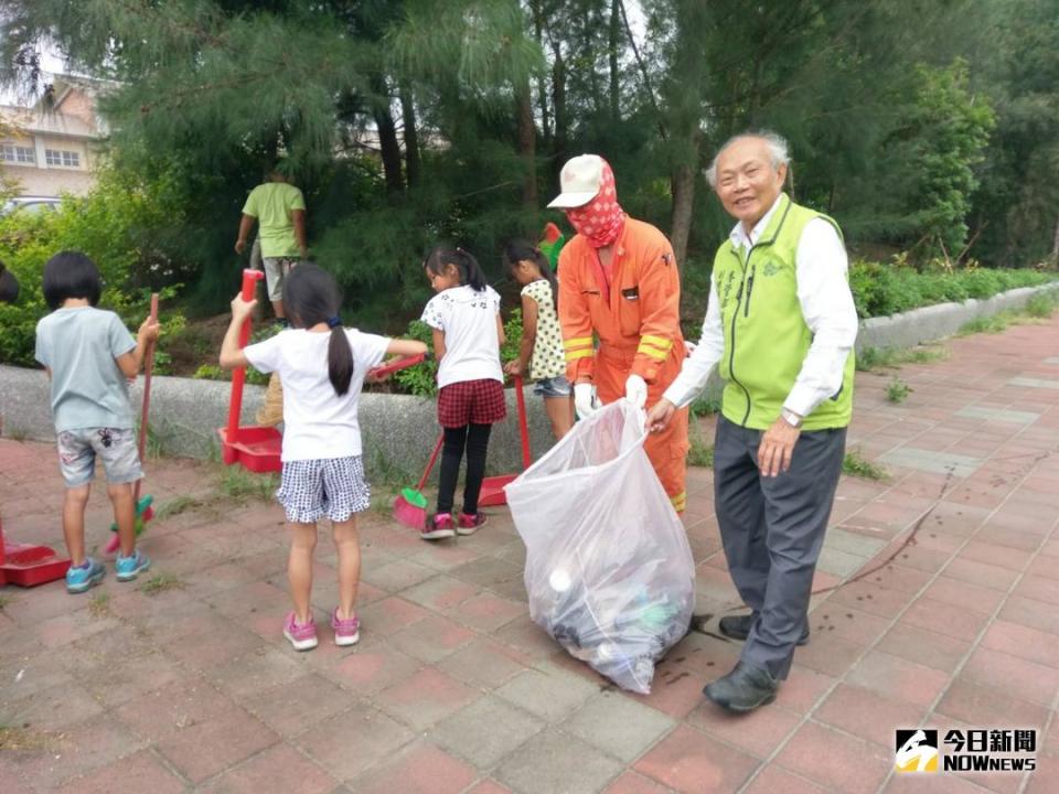 ▲麥寮管理部副總經理陳文仰親率100名廠內同仁60名及協力廠商合力清掃環境。（圖／記者蘇榮泉翻攝，2017.10.19）