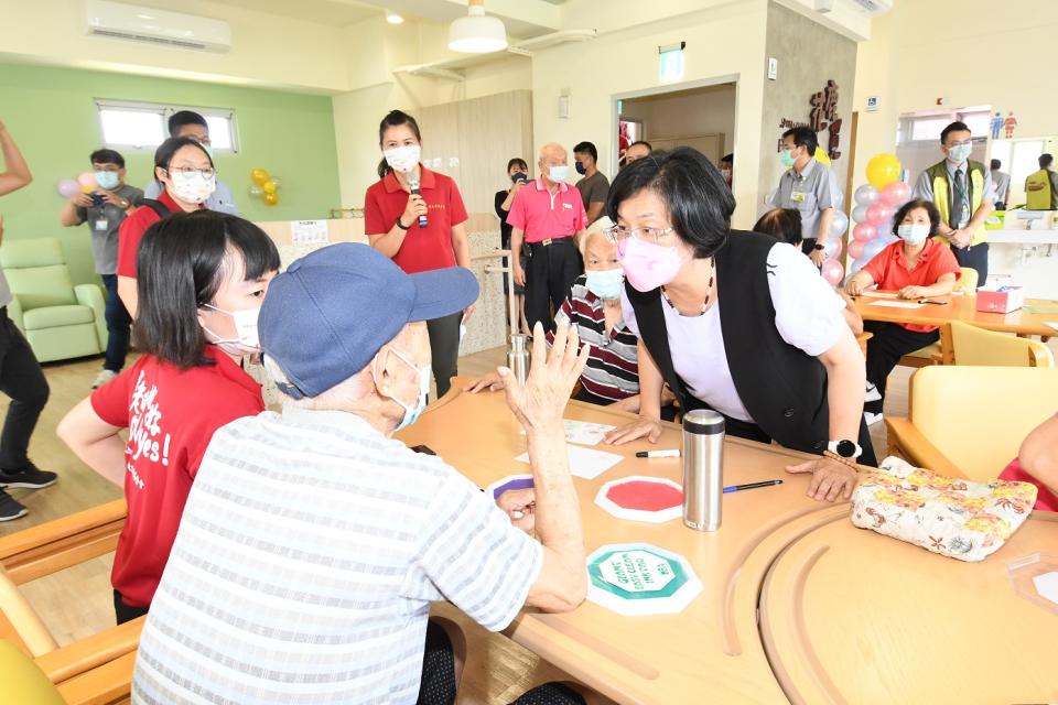 鹿港「老五老花鹿覓日照中心」開幕時，王惠美與老人家親切話家常。（彰化縣府提供）