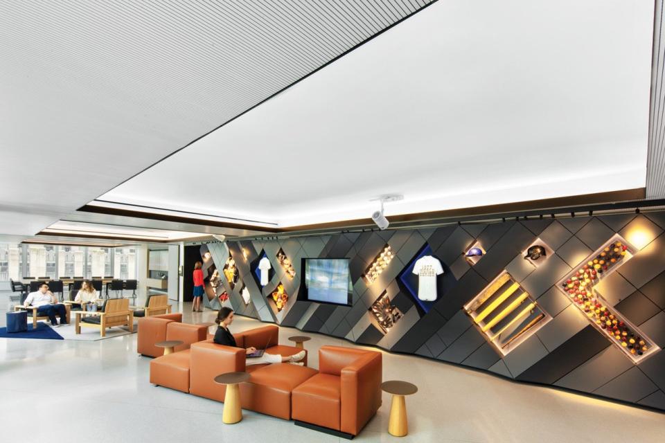 Meeting space closer to the facade of the MLB headquarters uses an abundance of space and natural light to facilitate camaraderie. 