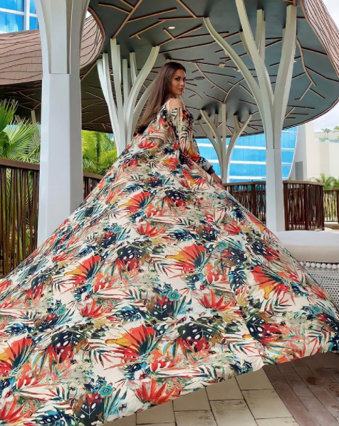 <p>Para realizar una sesión de fotos en las instalaciones del hotel, Meza escogió un minivestido de <strong>Flor Campos</strong> con llamativo estampado tropical, acompañado de una vaporosa capa a juego que robó todas las miradas.</p> 