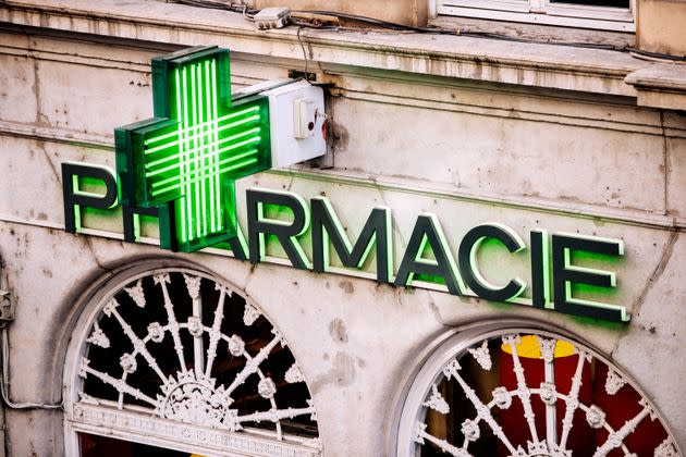 Le log d'une pharmacie sur la façade d'un immeuble (image d'illustration) (Photo: Adrian Hancu via Getty Images)