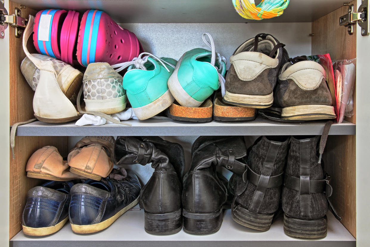 Usa un organizador de zapatos o zapatera para que tu casa luzca más pulcra/Getty Images.