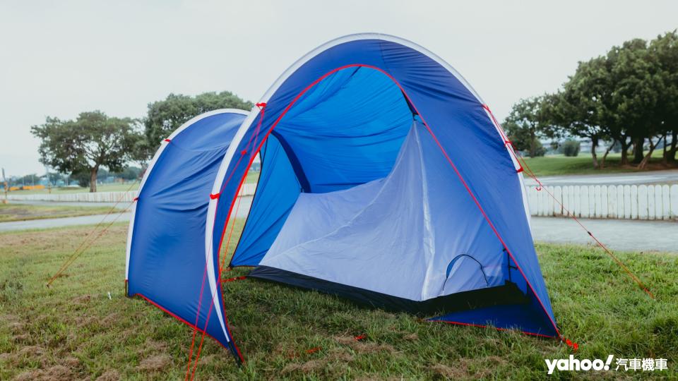 帳篷搭設相當簡單，即便一個人也能輕鬆打造一車庫一室的專屬空間。