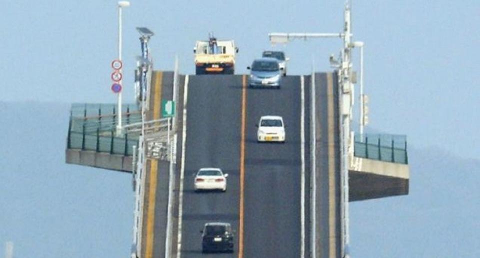 Sobre el lago Nakaumi, se finalizó en 2004 el puente Eshima Ohashi, el cual no es apto para conductores novatos. Foto: Twitter