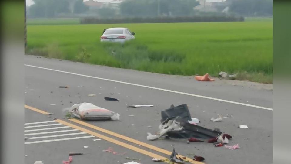 曾男的車輛衝入田內，騎乘機車的劉婦則被撞死。（圖／翻攝自Dcard）